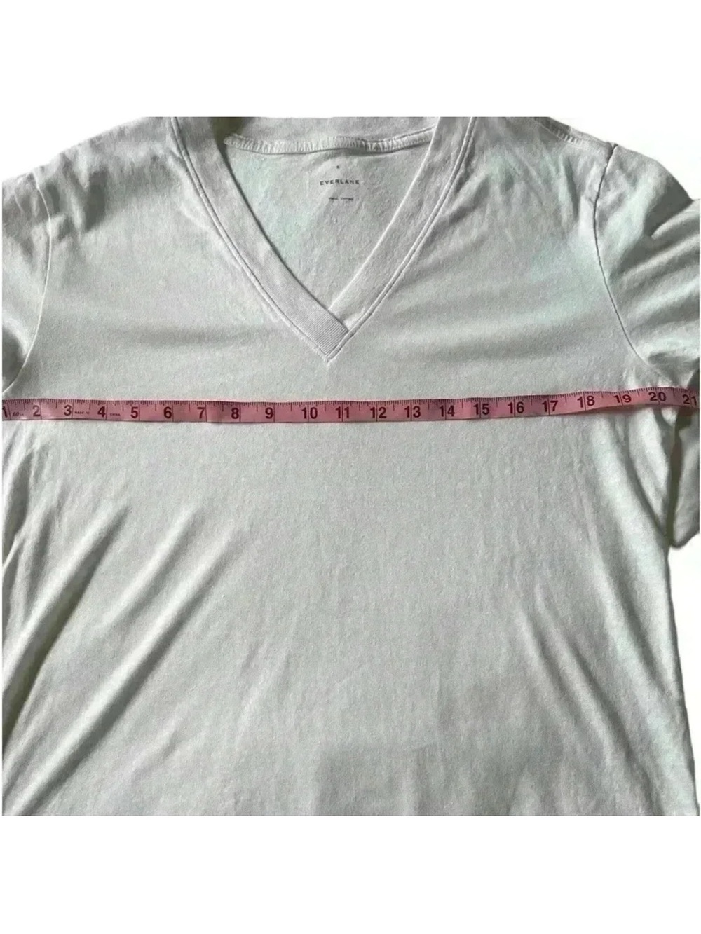 Everlane Mens V-Neck Lightweight White Tee
Shirt Size Small - Picture 5 of 6